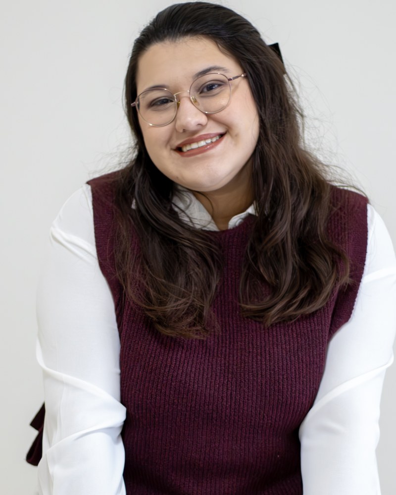 Patrícia Gonçalves a sorrir, em ambiente de trabalho