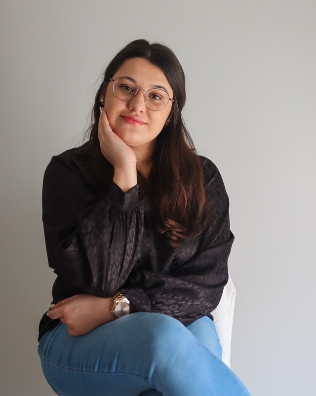 Patrícia Gonçalves pensativa, a ouvir